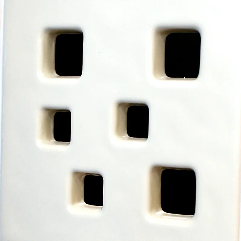 Dettaglio del traforo ceramico di Ambra