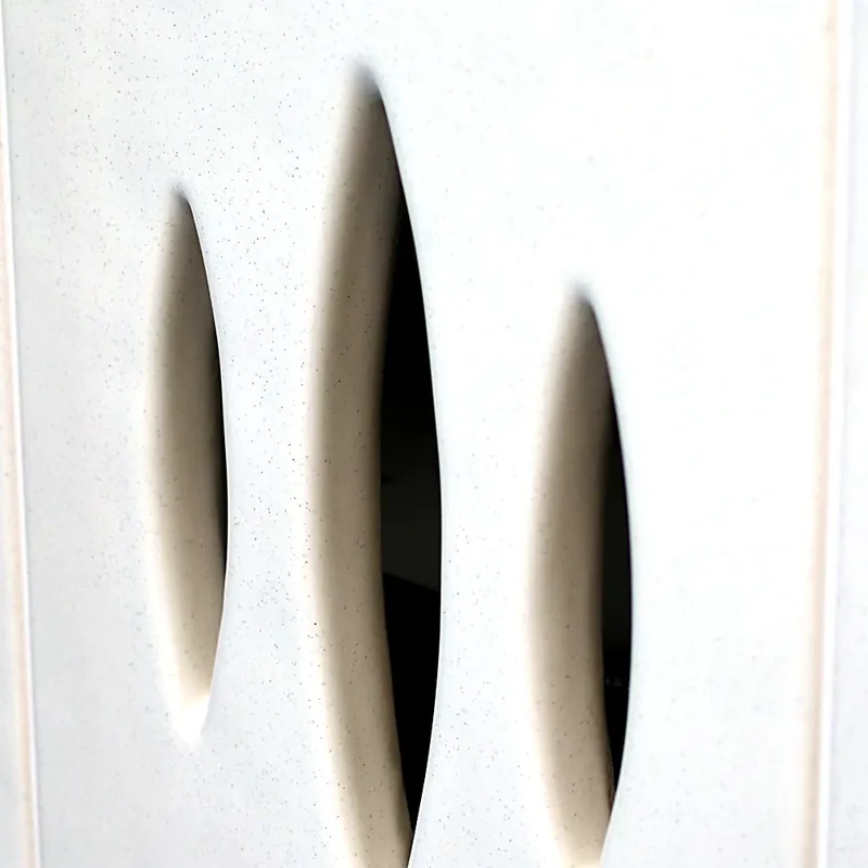 Dettaglio del traforo ceramico di Giada